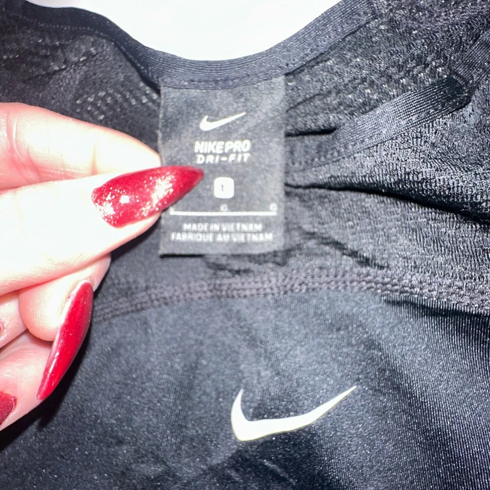 Nike Pro CROP Women's Black Sports Top - Picture 2 of 3